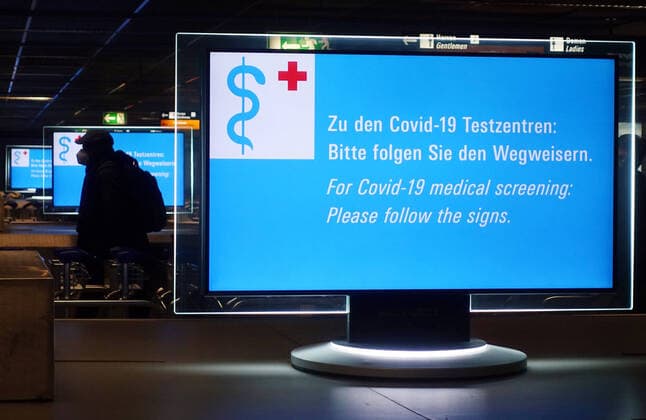 17.02.2021, Frankfurt am Main, Hessen, GER - Wegweiser zu den Covid-19 Testzentren in Zeiten der Coronakrise im Terminal des Flughafen. (Airport, Alltag, beleuchtet, Corona-Test, Coronaepidemie, Coronakrise, Coronapandemie, Coronatest, Covid-19 Testcenter, Covid-19 Testzentren, deutsch, Deutschland, Europa, europaeisch, Flughafen, Flughafenterminal, Frankfurt, Frankfurt am Main, Fraport, Gesellschaft, Hessen, Hinweis, Hinweise, Hinweisschilder, innen, Innenaufnahme, leer, Leere, leuchten, leuchtend, Lockdown, Mensch, PCR-Test, Person, QF, Querformat, Reise, Reisender, Schattenriss, Shutdown, Silhouette, Terminal, Testcenter, Testpflicht, Testung, Tourismus, Umriss, Verpflichtung, Wegweiser, Westeuropa, Wirtschaft) 210217D030FRANKFURT.JPG *