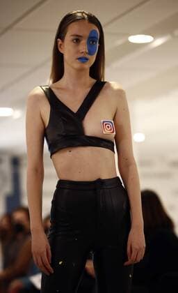 Bilder des Jahres 2021, Entertainment 02 Februar Entertainment Themen der Woche KW07 Entertainment Bilder des Tages A model displays some of the creations by Spanish fashion brand SOHUMAN in the framework of the London Fashion Week during a runaway show held in Madrid, Spain, 17 February 2021. London Fashion Week - SOHUMAN !ACHTUNG: NUR REDAKTIONELLE NUTZUNG!  Copyright: xJavierxLópezx GRAF9572 20210217-637491850912296457