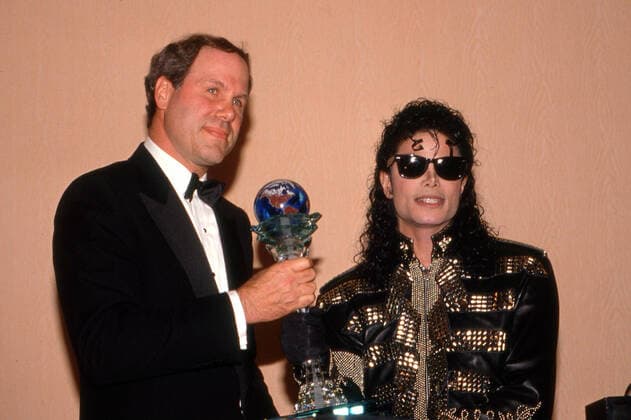 Archivbilder der Woche KW07 CENTURY CITY, CA - SEPTEMBER 14: Chairman and CEO of the Walt Disney Company Michael Eisner and Singer Michael Jackson attend event honoring Michael Jackson with 1990 Good Scout Humanitarian Award on September 14, 1990 at the Century Plaza Hotel in Century City, California. Copyright: xRalphxDominguez MediaPunchx
