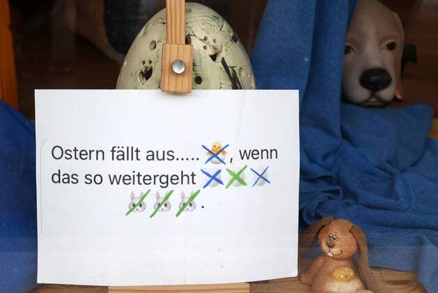 Erfurt cry for help from the shops 17 02 2021 , Erfurt, in the window of a shop in the city center is a sign with the inscription Easter falls out, if it continues like this