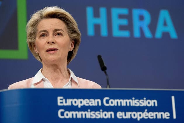 News Bilder des Tages (210217) -- BRUSSELS, Feb. 17, 2021 -- European Commission President Ursula von der Leyen attends a press conference in Brussels, Belgium, on Feb. 17, 2021. The (EU) on Wednesday stepped up its efforts to detect and fight COVID-19 variants by bringing together various stakeholders to develop new and adapted vaccines. A new project called HERA Incubator will gather researchers, biotech companies, manufacturers and public authorities in the EU and globally to detect new coronavirus variants, provide incentives to develop new and adapted vaccines, speed up the approval process for these vaccines, and ensure the scaling up of manufacturing capacities. ( Handout via Xinhua) BELGIUM-BRUSSELS-EU-COVID-19-VARIANTS-HERA INCUBATOR EuropeanxUnion