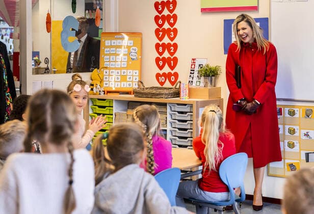 Bilder des Jahres 2021, Entertainment 02 Februar Entertainment Themen der Woche KW07 Entertainment Bilder des Tages 18-02-2021 Queen Maxima visited the Sabina van Egmond Christian primary school in Oud-Beijerland.  Copyright: xPPEx