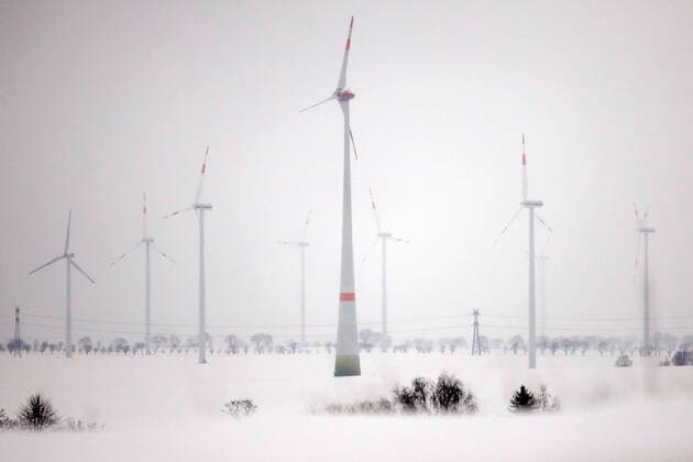 Windräder in einem Brandenburger Windpark stehen bei eisigen Temperaturen still in verschneiter Landschaft. Schnee und Eis machen den Windparks zu schaffen, in vielen Parks zeigten die Rotorblätter Eisansatz und konnten deshalb aus Sicherheitsgründen nicht angefahren werden. (Themenbild, Symbolbild) Berlin, 15.02.2021 *** Wind turbines in a Brandenburg wind farm stand still in icy temperatures in a snowy landscape Snow and ice cause problems for the wind farms, in many farms the rotor blades showed ice build-up and could therefore not be started for safety reasons Topic image, symbol image Berlin, 15 02 2021 Foto:xC.xHardtx xFuturexImage