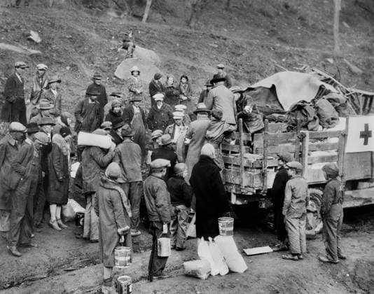 all Drought Victims in isolated Mountain Community, receiving Food Orders from American Red Cross, Floyd County, Kentucky, USA, Lewis Wickes Hine, American National Red Cross Collection, 1930  Copyright: xCircaxImagesx ghi-circa09175