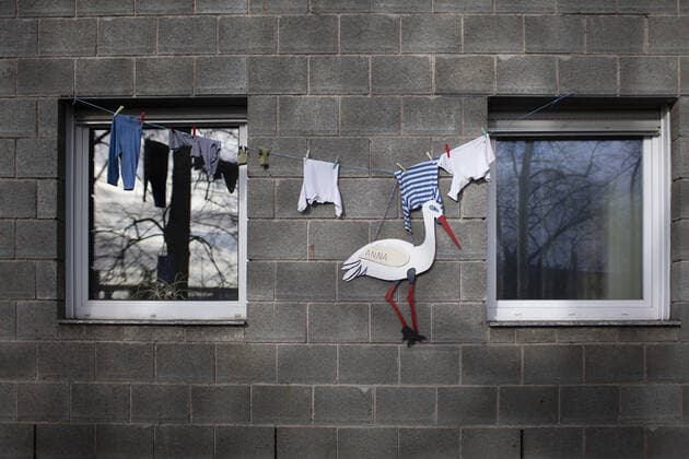 Thema: Arm oder reich von Geburt an. Klapperstorch zeigt die Geburt eines Kindes an, Bonn, 17.02.2021. Bonn Deutschland *** Topic Poor or rich from birth Rattle stork indicates the birth of a child, Bonn, 17 02 2021 Bonn Germany Copyright: xUtexGrabowsky photothek.netx
