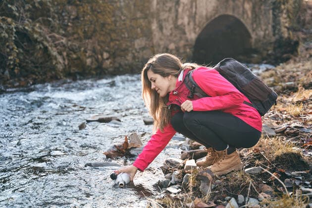 Hiker woman taking water in river after hiking. Happy girl smiling enjoying outdoors summer trekking vacation. Salamanca, CL, Spain CR_OSPE210218-648920-01 ,model released, Symbolfoto
