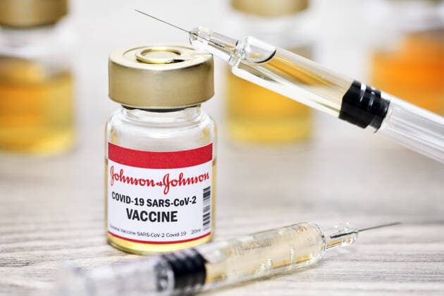 Injection bottle with vaccination syringes, Corona vaccine from Johnson Johnson, symbol photo ** NUR FUER REDAKTIONELLE ZWECKE ** EDITORIAL USE ONLY **