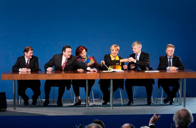 Archivbilder der Woche KW07 Unterzeichnung vom Koalitionsvertrag am 16.10.2002 : Olaf SCHOLZ , Gerhard SCHROEDER , Heidemarie WIECZOREK-ZEUL , alle SPD , und Claudia ROTH , Joschka FISCHER , Fritz KUHN , alle Buendnis 90 Die Gruenen Signing of coalition treaty on 16.10.2002 : Olaf SCHOLZ , Gerhard SCHROEDER , Heidemarie WIECZOREK-ZEUL , all SPD , and Claudia ROTH , Joschka FISCHER , Fritz KUHN , all Buendnis 90 Die Gruenen *** Signing of coalition treaty on 16 10 2002 Olaf SCHOLZ , Gerhard SCHROEDER , Heidemarie WIECZOREK ZEUL , all SPD , and Claudia ROTH , Joschka FISCHER , Fritz KUHN , all Buendnis 90 Die Gruenen Signing of coalition treaty on 16 10 2002 Olaf SCHOLZ , Gerhard SCHROEDER , Heidemarie WIECZOREK ZEUL , all SPD , and Claudia ROTH , Joschka FISCHER , F