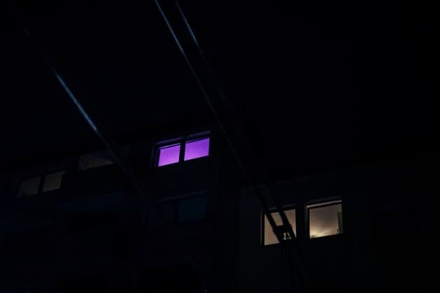 Cologne shines colorful Cologne, 18 02 21 streets of Cologne shine in bright colors after an evening rain window shines purple, photo press photo Mika Volkmann
