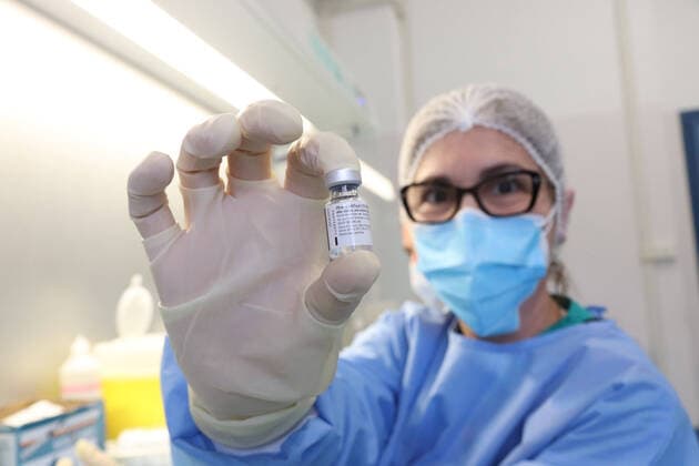 photo ipp clemente marmorino milan 19 02 2021 covid 19 coronavirus vaccination campaign in the picture a health worker shows a dose of vaccine pfizer biontech hospital sesto san giovanni co  0