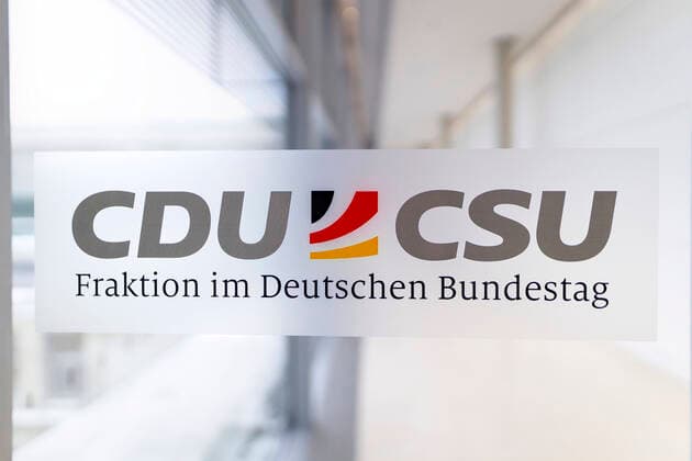 Sign for the CDU CSU parliamentary group in the German Bundestag Theme image, symbol image Berlin, 12 02 2021 Foto:xC.xHardtx xFuturexImage