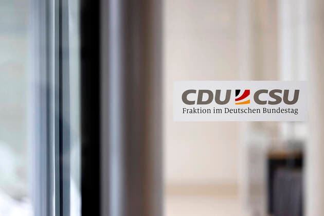 Sign for the CDU CSU parliamentary group in the German Bundestag Theme image, symbol image Berlin, 12 02 2021 Foto:xC.xHardtx xFuturexImage