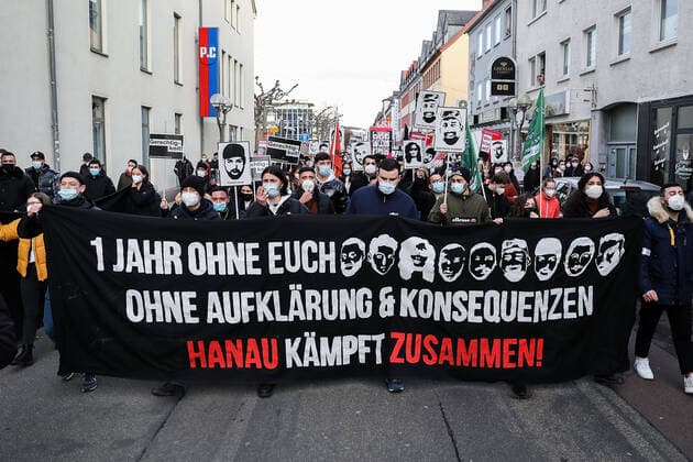 Bilder des Jahres 2021, News 02 Februar News Themen der Woche KW07 News Bilder des Tages 19.02.2021, xmkx, Lokal Hanau , Jahrestag des Anschlag von Hanau, Demonstration v.l. Demonstrationszug durch die Stadt, Hanau Hessen Deutschland (DE) Innenstadt *** 19 02 2021, xmkx, local Hanau , anniversary of the attack of Hanau, demonstration v l demonstration procession through the city, Hanau Hesse Germany DE city center