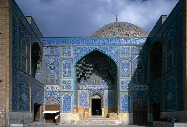 Thames and Hudson Arcaid Images , The Lutfullah Mosque, Isfahan, 1603 - 1619. Entrance portal featuring muquarnas vaulting., 28.01.2021 Copyright: xWillxPryce x, Ref11491-150-1.jpg Iran  Copyright: xWillxPryce Thamesx&xHudson arcaix