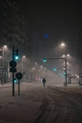 IMAGO Creative: Winter in der Stadt Back view of anonymous man in outerwear walking on roadway in snowy winter in Madrid Spain Copyright: xBryanxRamirezx Model Released