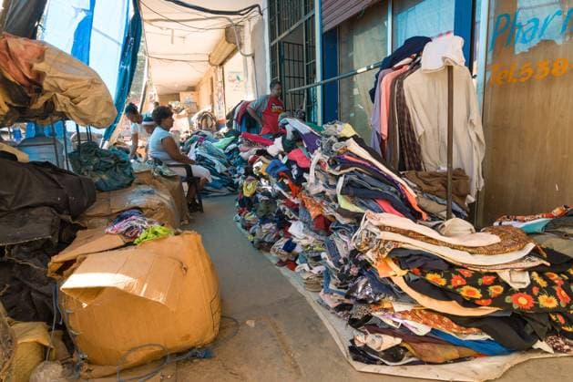 Dominikanische Republik Markt in Santa Barbara de Samaná. Stapelweise werden Altkleider angeboten., Karben Hessen Deutschland *** Dominican Republic Market in Santa Barbara de Samaná Piles of old clothes are offered , Karben Hessen Germany