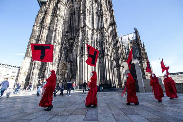 Bilder des Jahres 2021, News 02 Februar News Themen der Woche KW07 News Bilder des Tages Extinction Rebellion Mahnwache vor dem Kölner Dom. Am Samstag (21.02.21) fand anlässlich der Löschung eines Laschet-kritischen-Beitrags durch den WDR eine Mahnwache auf der Domplatte in Köln statt. Neben Kölle for Future nehmen zahlreiche andere Klima-Bündnisse wie Extinction Rebellion,Parents For Future teil. Sie fordern vom WDR eine neutrale und ausgewogene Berichterstattung über die Kohlepolitik der Landesregierung. Foto:Die Red Rebels der Klimaaktivisten von Extinction Rebellion vor dem Kölner Dom. Köln Innenstadt Nordrhein-Westfalen Deutschland *** Extinction Rebellion vigil in front of the Cologne Cathedral On Saturday 21 02 21, a vigil took place on the Domplatte in Cologne on the occasion of the deletion of a contribut