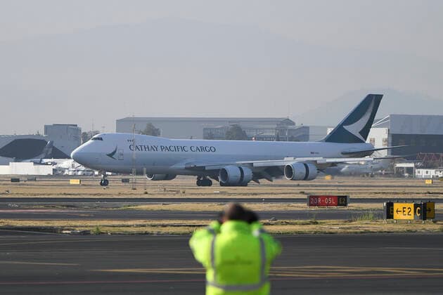(210221) -- MEXICO CITY, Feb. 21, 2021 -- A plane carrying COVID-19 vaccines from Chinese company Sinovac arrives in Mexico City, Feb. 20, 2021. The first shipment of COVID-19 vaccines from Chinese company Sinovac arrived in Mexico City on Saturday, authorities reported. ) MEXICO-MEXICO CITY-CHINA-SINOVAC-VACCINE-ARRIVAL XinxYuewei 