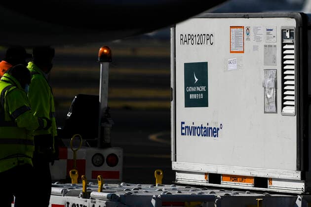 (210221) -- MEXICO CITY, Feb. 21, 2021 -- Staff members unload a temperature-controlled cargo container with COVID-19 vaccines from Chinese company Sinovac inside from a plane at the airport in Mexico City, Mexico, Feb. 20, 2021. The first shipment of COVID-19 vaccines from Chinese company Sinovac arrived in Mexico City on Saturday, authorities reported. ) MEXICO-MEXICO CITY-CHINA-SINOVAC-VACCINE-ARRIVAL XinxYuewei 