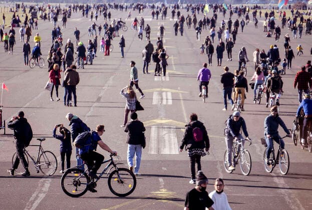 Bilder des Jahres 2021, News 02 Februar News Themen der Woche KW07 News Bilder des Tages Inzidenzwert steigt wieder Berlin, DEU, 21.01.2021 - Tausende Menschen geniessen die ersten waermenden Sonnenstrahlen auf dem Tempelhofer Feld, nicht einfach die Abstandsregel einzuhalten. Die Zahl der binnen sieben Tagen gemeldeten Neuinfektionen pro 100.000 Einwohner liegt derzeit laut RKI bundesweit bei 60,2 und ist damit den zweiten Tag in Folge angestiegen. Berlin Berlin Deutschland *** Incidence rate rises again Berlin, DEU, 21 01 2021 Thousands of people are enjoying the first warm rays of sunshine on Tempelhofer Feld, not easy to keep the distance rule The number of new infections per 100,000 inhabitants reported within seven days is currently 60.2 nationwide, according to the RKI, rising for the second day in a row Berlin Berlin G