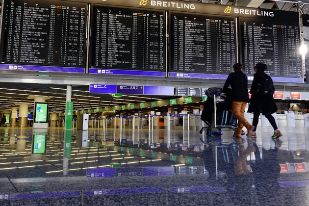 21 02 2021, Frankfurt am Main, Hesse, GER Only a few passengers get lost in the terminal of the airport check-in hall in times of the corona cr