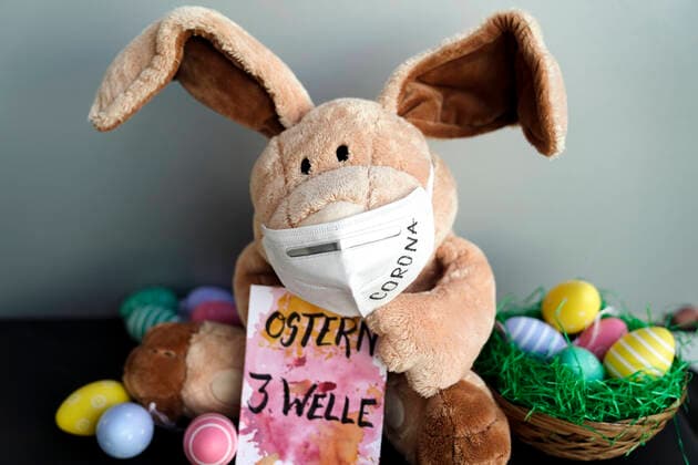 Symbol picture Easter bunny with FFP2 mask and sign with the inscription Easter 3 wave Symbol photo Easter bunny with FFP2 mask with Easter nest and sign with the inscription Easter 3 wave Due to the increasing infection numbers a 3 wave in the context of the Corona pandemic is more and more probable Germany
