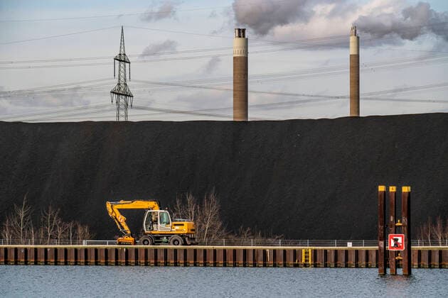 IMAGO Nature: Unsere Erde, Energiequellen, Kohlekraftwerke Kohlenhalde, Kohlelager, Kraftwerkskohle, für das STEAG Heizkraftwerk Herne, im Hintergrund Schornsteine der AGR Abfallentsorgungs-Gesellschaft Ruhrgebiet, am Rhein-Herne-Kanal, Herne, NRW, Deutschland Rhein-Herne-Kanal *** Coal dump, coal storage, power station coal, for the STEAG combined heat and power plant Herne, in the background chimneys of the AGR Abfallentsorgungs Gesellschaft Ruhrgebiet, at the Rhein Herne Canal, Herne, NRW, Germany Rhein Herne Canal