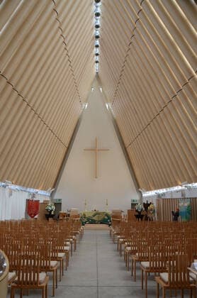 Architektur von Shigeru Ban February 3, 2018, Christchurch, New Zealand: February 22 marks the 10th anniversary of a magnitude 6.2 earthquake that destroyed much of the city of Christchurch, New Zealand, killing 185 people. Five months earlier a magnitude 7.1 earthquake struck the city. The Ã’Cardboard CathedralO (formerly called the Transitional Cathedral) was dedicated in 2013 to replace the (Anglican) ChristChurch Cathedral, heavily damaged in the second earthquake. Designed by Japanese architect Shigeru Ban, it has 86 cardboard tubes forming its roof. It is shown February 3, 2018. Christchurch New Zealand - ZUMAh154 20180203_znp_h154_002 Copyright: xMarkxHertzbergx