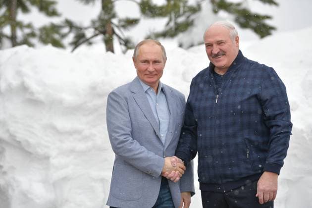 Bilder des Jahres 2021, News 02 Februar News Themen der Woche KW08 News Bilder des Tages SOCHI, RUSSIA - FEBRUARY 22, 2021: Russia s President Vladimir Putin (L) and Belarus President Alexander Lukashenko shake hands during a meeting. Alexei Druzhinin Russian Presidential Press and Information Office TASS  TS0F7858