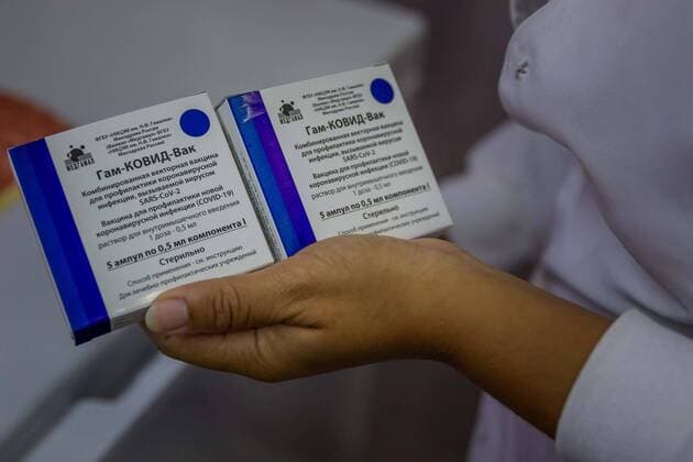 A nurse shows boxes with doses of the Sputnik V vaccine against covid-19 during a vaccination day to the medical staff of the Domingo Luciani Hospital, in Caracas, Venezuela, 22 February 2021. Venezuela began immunizing health personnel against covid-19 on February 18, after the arrival in the previous days of the first 100,000 doses of the Russian Sputnik V vaccine. Venezuela continues to vaccinate medical personnel against covid-19 !ACHTUNG: NUR REDAKTIONELLE NUTZUNG!  Copyright: xMiguelxGutierrezx AME7320 20210222-637496302476750323