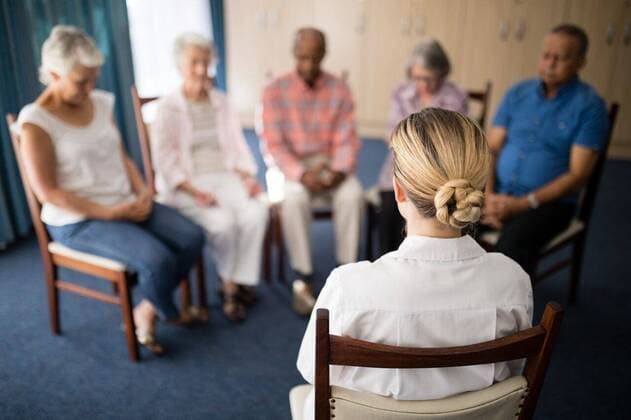 IMAGO Creative: Zivildienst und ehrenamtliches Engagement Rear view of female doctor meditating with senior people Rear view of female doctor meditating with senior people at retirement home, model released, , property released, Cape Town, South Africa, 2017-04-27T23:00:00.000Z, 1041676.jpg, retirement, golden years, retired, casual clothing, retirement community, nursing home, geriatrics, lifestyle, assisted living, healthcare and medicine, friendship, togetherness, sitting, window, curtain, multi ethnic group, side by side, doctor, female doctor, practitioner, specialist, healthcare, health service, expertise, profession, millennial, assistance, chair, meditating, meditation, relaxation exercise, relaxation, eyes closed, calm, peaceful, relaxing 20s, Young Adult, Woman, Female, Caucasian, 70s,