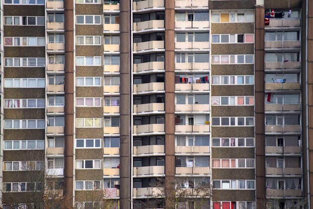 Society, social affairs, housing High-rise buildings with countless apartments in the housing complex on the Kölnberg in the Meschenich district of Cologne tower into the sky In the Corona crisis, many first lost their income, then they could no longer pay the Copyright: xChristopherxNeundorf Kirchner-Mediax