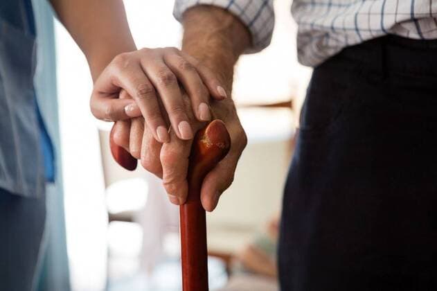IMAGO Creative: Lokalhelden - Gesundheits- und Rettungskräfte Cropped hands of female doctor and senior man holding walking cane Cropped hands of female doctor and senior man holding walking cane in nursing home, model released, , property released, Cape Town, South Africa, 2017-04-27T23:00:00.000Z, 1052047.jpg, senior, sheltered, daycare, leisure, lifestyle, retirement, geriatric, retirement home, health, senior citizen, healthcare, medicare, aged, golden years, retirement community, casual, assisted living, together, care, female doctor, doctor, practitioner, specialist, health service, expertise, profession, accommodation, nursing home, walking cane, holding, hand 20s, Young Adult, Woman, Female, Caucasian, 60s, Senior, Elderly, Man, Male, 25-29 Years, Young Women, Caucasian Ethnicity, 65-69 Years