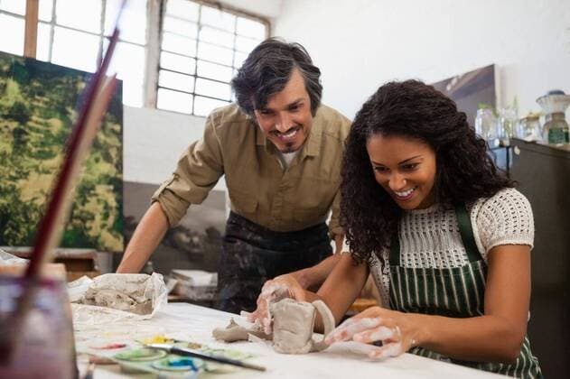 IMAGO Kreativ: Bildung, Kunsterziehung Man assisting woman in molding clay Man assisting woman in molding clay during drawing class, model released, , property released, Cape Town, South Africa, 21.04.2017, 1059178.jpg, teacher, instructor, guidance, job, occupation, drawing teacher, profession, professional, artist, expertise, assistance, assisting, casual clothing, drawing class, pottery, activity, smiling, happy, cheerful, learning, education, practicing, table, canvas, painting, paint, palette, paintbrush, watercolor, press, pressing, molding, molding a shape, craft product, ceramic, clay, shaping, perfection, creative, creativity, hobby, craft, art and craft, beautiful, handsome, millennial, together, preparation 30s, Mid Adult, Man, Male, Caucasian, Woman, Female, Mixed-R