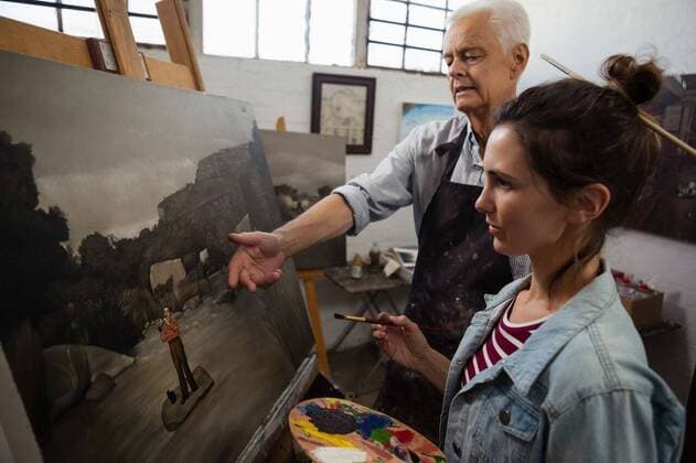 IMAGO Kreativ: Bildung, Kunsterziehung Senior man interacting while artist painting on canvas Senior man interacting while artist painting on canvas in drawing class, model released, , property released, Cape Town, South Africa, 21.04.2017, 1059405.jpg, profession, professional, artist, expertise, apron, drawing class, drawing, activity, standing, talking, interacting, looking, watching, holding, learning, education, practicing, painting, paint, artwork, watercolor, multicolor, color, colorful, paintbrush, palette, wooden, canvas, easel, creative, creativity, hobby, craft, art and craft, modern, beautiful, pretty, attractive, millennial, attentive, focused, senior 20s, Young Adult, Woman, Female, Caucasian, 50s, Mature Adult, Man, Male, 25-29 Years, Young Women, Caucasian Ethni