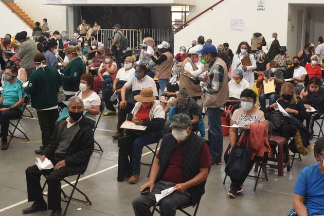 Coronavirus in Mexiko, Impfungen Sinovac Vaccine First Dose To Elderly In Mexico ECATEPEC MEXICO - FEBRUARY 22: Persons wait to be injected with a dose of Sinovac vaccine against coronavirus disease (COVID-19) , during a mass vaccination to elderly persons at Las Americas Sport Center on February 22, 2021 in Ecatepec, State of Mexico, Mexico Copyright: xJosexM.xRuizx EYEPIXGROUP_JR_22022021_4093