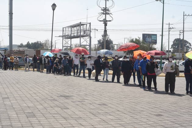Coronavirus in Mexiko, Impfungen Sinovac Vaccine First Dose To Elderly In Mexico ECATEPEC MEXICO - FEBRUARY 22: Persons wait to be injected with a dose of Sinovac vaccine against coronavirus disease (COVID-19) , during a mass vaccination to elderly persons at Las Americas Sport Center on February 22, 2021 in Ecatepec, State of Mexico, Mexico Copyright: xJosexM.xRuizx EYEPIXGROUP_JR_22022021_4074