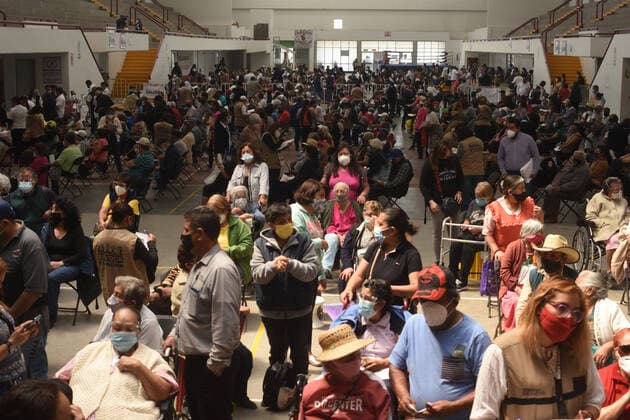 Coronavirus in Mexiko, Impfungen Sinovac Vaccine First Dose To Elderly In Mexico ECATEPEC MEXICO - FEBRUARY 22: Persons wait to be injected with a dose of Sinovac vaccine against coronavirus disease (COVID-19) , during a mass vaccination to elderly persons at Las Americas Sport Center on February 22, 2021 in Ecatepec, State of Mexico, Mexico Copyright: xJosexM.xRuizx EYEPIXGROUP_JR_22022021_4075
