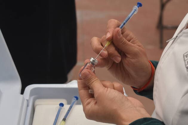 Coronavirus in Mexiko, Impfungen Sinovac Vaccine First Dose To Elderly In Mexico ECATEPEC MEXICO - FEBRUARY 22: A Health worker prepares a Sinovac vaccine to inject a persons against coronavirus disease (COVID-19), during a mass vaccination to elderly persons at Las Americas Sport Center on February 22, 2021 in Ecatepec, State of Mexico, Mexico Copyright: xJosexM.xRuizx EYEPIXGROUP_JR_22022021_4079