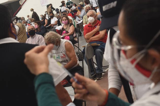 Coronavirus in Mexiko, Impfungen Sinovac Vaccine First Dose To Elderly In Mexico ECATEPEC MEXICO - FEBRUARY 22: A Health worker administers Sinovac vaccine to a persons against coronavirus disease (COVID-19), during a mass vaccination to elderly persons at Las Americas Sport Center on February 22, 2021 in Ecatepec, State of Mexico, Mexico Copyright: xJosexM.xRuizx EYEPIXGROUP_JR_22022021_4080