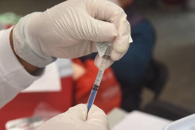 Coronavirus in Mexiko, Impfungen Sinovac Vaccine First Dose To Elderly In Mexico ECATEPEC MEXICO - FEBRUARY 22: A Health worker prepares a Sinovac vaccine to inject a persons against coronavirus disease (COVID-19), during a mass vaccination to elderly persons at Las Americas Sport Center on February 22, 2021 in Ecatepec, State of Mexico, Mexico Copyright: xJosexM.xRuizx EYEPIXGROUP_JR_22022021_4082