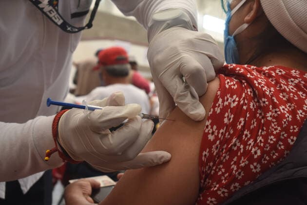 Coronavirus in Mexiko, Impfungen Sinovac Vaccine First Dose To Elderly In Mexico ECATEPEC MEXICO - FEBRUARY 22: A person receives a inject of the Sinovac vaccine against coronavirus disease (COVID-19), during a mass vaccination to elderly persons at Las Americas Sport Center on February 22, 2021 in Ecatepec, State of Mexico, Mexico Copyright: xJosexM.xRuizx EYEPIXGROUP_JR_22022021_4083