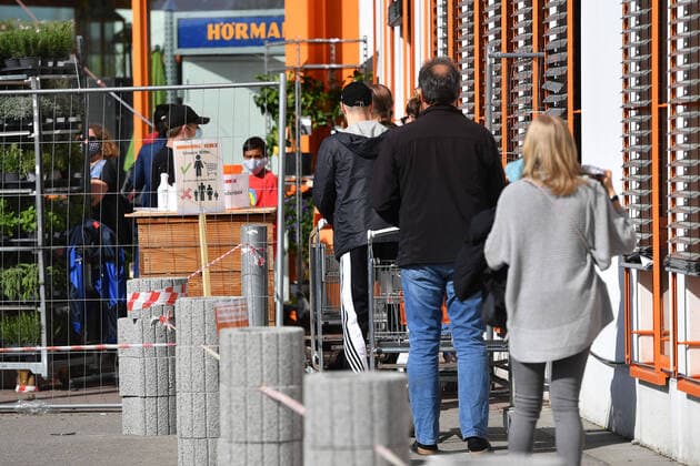 Re-opening of DIY stores and garden centres on 01 March 2021 archive photo Masks are compulsory in Bavaria in all shops and on public transport Re-opening of DIY stores on 21 04 2020 in Munich Customers queuing in front of an OBI DIY store