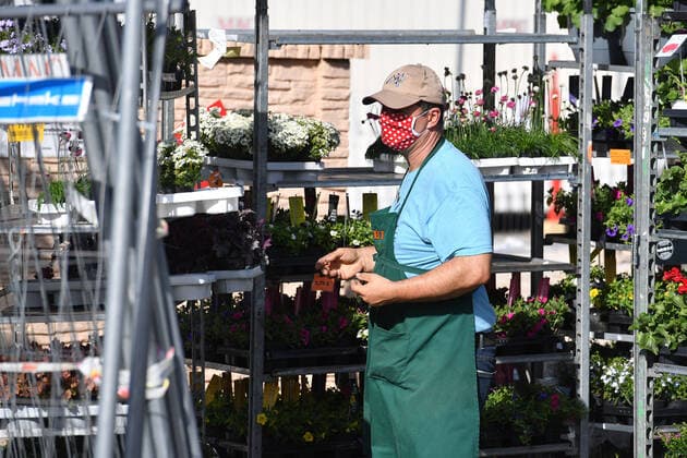 Re-opening of DIY stores and garden centres on 01 March 2021 Archive photo Masks are compulsory in Bavaria in all shops and on public transport Re-opening of DIY stores on 21 04 2020 in Munich An Obi employee wearing a mask in an OBI DIY store Plants