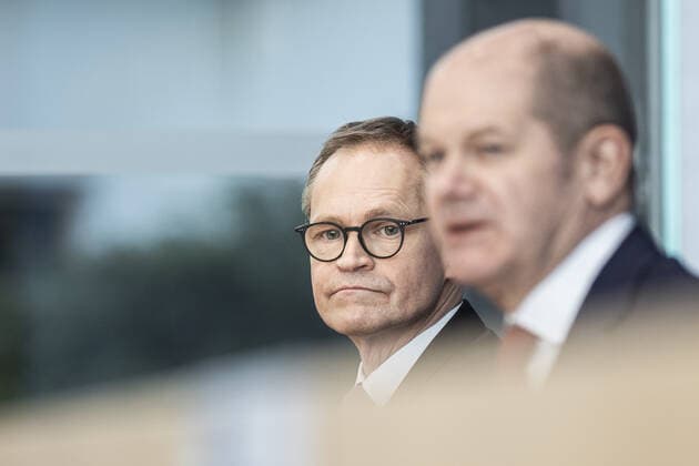 News Bilder des Tages (L-R) Michael Mueller, SPD, Regierender Buergermeister von Berlin, und Olaf Scholz, Bundesminister der Finanzen, aufgenommen im Rahmen der Pressekonferenz zur Bilanz Wohnraumoffensive in Berlin, 23.02.2021. Berlin Deutschland *** L R Michael Mueller, SPD, Governing Mayor of Berlin, and Olaf Scholz, Federal Minister of Finance, recorded at the press conference on the Housing Offensive Balance Sheet in Berlin, 23 02 2021 Berlin Germany Copyright: xFlorianxGaertner photothek.dex