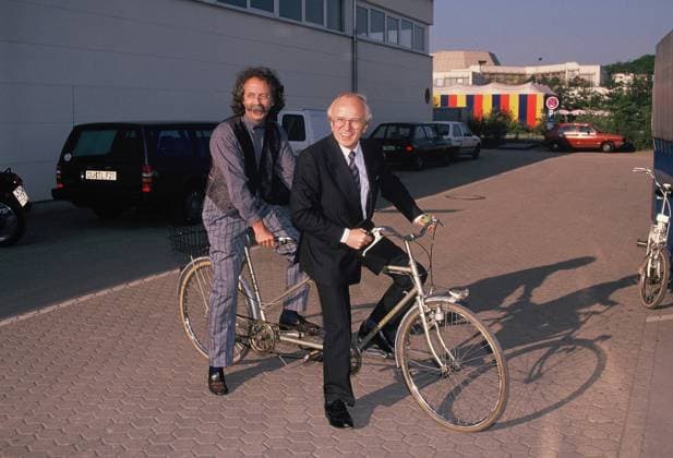 Jean Puetz und Friedrich Nowottny posiert auf Fahrrad , Tandem, am 21.05.1990 *** Jean Puetz and Friedrich Nowottny posing on bicycle, tandem, on 21 05 1990