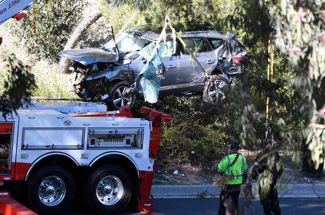 Entertainment Themen der Woche KW08 News Bilder des Tages Tiger Woods car is removed from a hill side after he suffered multiple leg injuries and was undergoing surgery following a vehicle rollover crash in the Rancho Palos Verdes CA USA. area early Tuesday, Fed 23,2021. ..The crash happened on the border of Rolling Hills Estates around 7:12 a.m. Tuesday, according to the Los Angeles County Sheriff s Department. Rancho Palos Verdes USA - ZUMAbl1_ 20210223_zaf_bl1_005 Copyright: xGenexBlevinsx