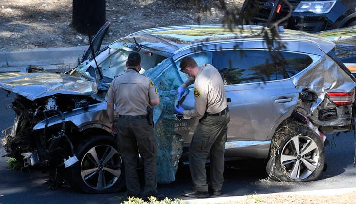 Tiger Woods car is removed from a hill side after he suffered multiple leg injuries and was undergoing surgery following a vehicle rollover crash in the Rancho Palos Verdes CA USA. area early Tuesday, Fed 23,2021. ..The crash happened on the border of Rolling Hills Estates around 7:12 a.m. Tuesday, according to the Los Angeles County Sheriff s Department. Rancho Palos Verdes USA - ZUMAbl1_ 20210223_zaf_bl1_008 Copyright: xGenexBlevinsx
