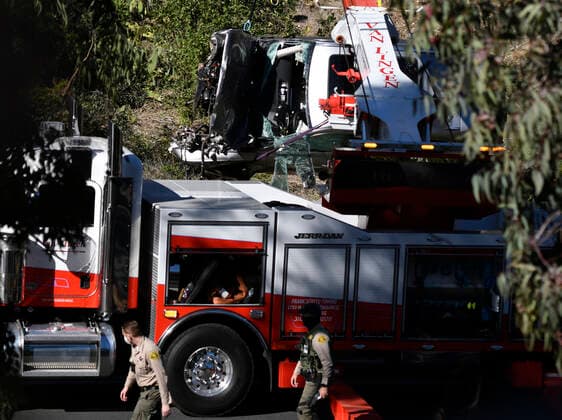 February 23, 2021, Palos Verdes California, USA: Tiger Woods car is removed from a hill side after he was involved in a vehicle rollover crash on the border of Rolling Hills Estates early Tuesday morning, according to the Los Angeles County Sheriff s Department. Woods suffered multiple leg injuries, and was undergoing surgery. Rancho Palos Verdes USA - ZUMAbl1_ 20210223_zaf_bl1_002 Copyright: xGenexBlevinsx