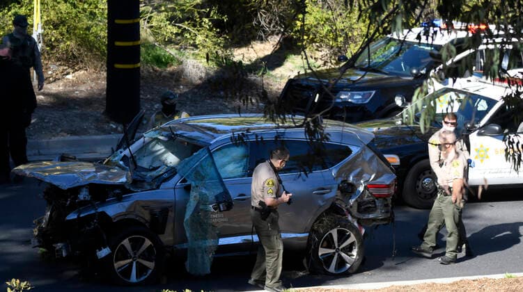 February 23, 2021, Palos Verdes California, USA: Tiger Woods car is removed from a hill side after he was involved in a vehicle rollover crash on the border of Rolling Hills Estates early Tuesday morning, according to the Los Angeles County Sheriff s Department. Woods suffered multiple leg injuries, and was undergoing surgery. Rancho Palos Verdes USA - ZUMAbl1_ 20210223_zaf_bl1_007 Copyright: xGenexBlevinsx